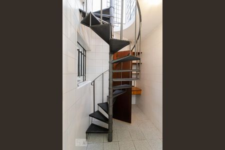 Escada de casa para alugar com 2 quartos, 96m² em Aclimação, São Paulo