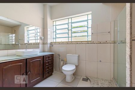 Banheiro de apartamento à venda com 1 quarto, 57m² em Floresta, Porto Alegre