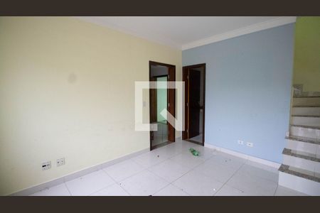 Sala de casa à venda com 2 quartos, 85m² em Parque Maria Domitila, São Paulo