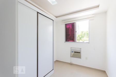 Quarto 1 de apartamento para alugar com 2 quartos, 52m² em Jacarepaguá, Rio de Janeiro