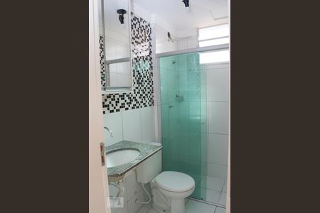 Banheiro de apartamento para alugar com 1 quarto, 50m² em Presidente Roosevelt, Uberlândia