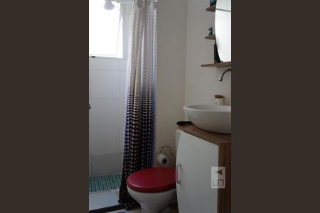 Banheiro de apartamento à venda com 2 quartos, 40m² em Cavalhada, Porto Alegre