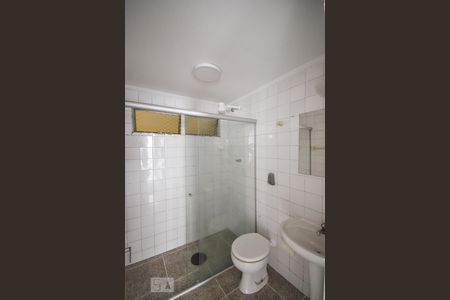 Banheiro de kitnet/studio para alugar com 1 quarto, 50m² em Pinheiros, São Paulo