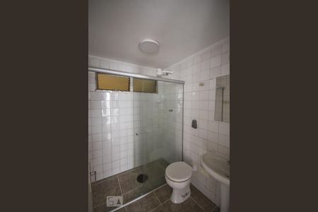 Banheiro de kitnet/studio para alugar com 1 quarto, 50m² em Pinheiros, São Paulo