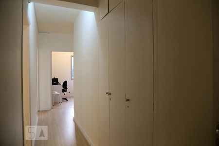 Corredor de apartamento à venda com 3 quartos, 185m² em Real Parque, São Paulo