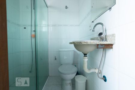 Banheiro suíte 1 de casa para alugar com 2 quartos, 70m² em Chácara Mafalda, São Paulo