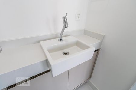 Detalhe do Banheiro Social de apartamento para alugar com 1 quarto, 54m² em Alphaville Empresarial, Barueri