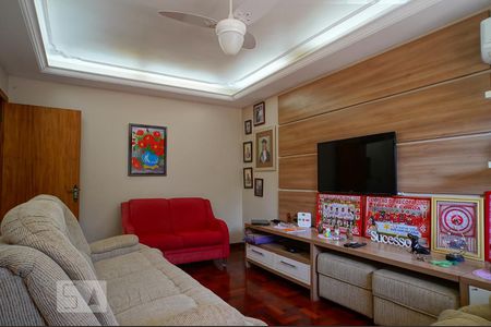 Sala de casa à venda com 4 quartos, 300m² em Jardim Itu-sabará, Porto Alegre