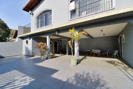 Casa à venda com 303m², 4 quartos e 6 vagas Casa à venda com 303m², 4 quartos e 6 vagasGaragem