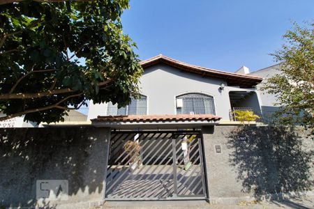 Casa à venda com 303m², 4 quartos e 6 vagas Casa à venda com 303m², 4 quartos e 6 vagasFachada