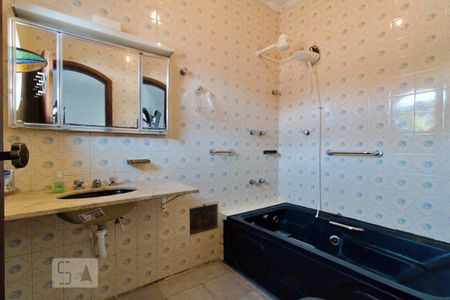 Casa à venda com 303m², 4 quartos e 6 vagas Casa à venda com 303m², 4 quartos e 6 vagasBanheiro da Suíte 1