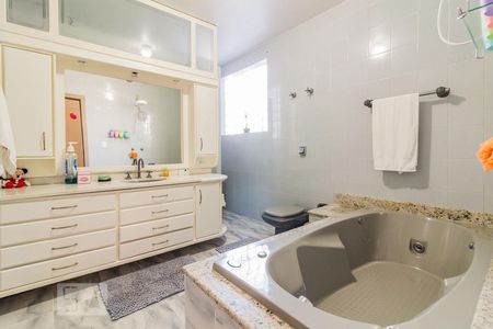 Banheiro de casa à venda com 5 quartos, 336m² em Partenon, Porto Alegre
