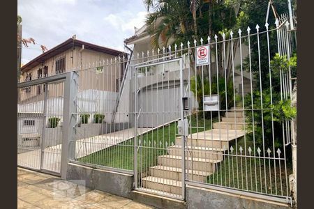 Fachada de casa à venda com 4 quartos, 450m² em Jardim Lindóia, Porto Alegre