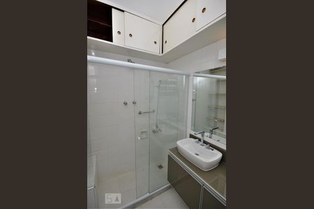 Banheiro Social de apartamento à venda com 1 quarto, 53m² em Catete, Rio de Janeiro