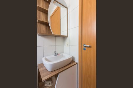 Banheiro de apartamento à venda com 2 quartos, 54m² em Rubem Berta, Porto Alegre