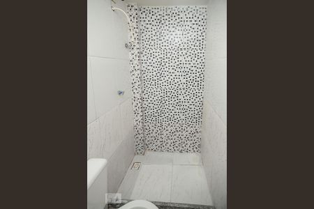 Banheiro de kitnet/studio para alugar com 1 quarto, 30m² em Água Santa, Rio de Janeiro