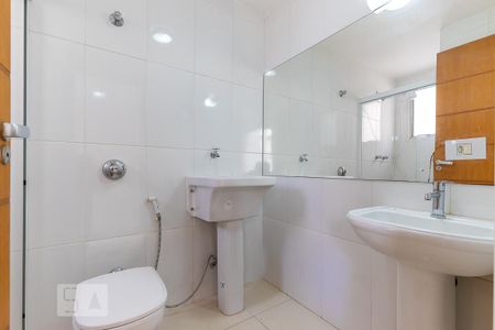 Banheiro de kitnet/studio para alugar com 1 quarto, 47m² em Centro, Campinas