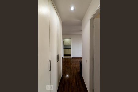 Corredor quarto de apartamento à venda com 2 quartos, 56m² em Vila Nova Conceição, São Paulo