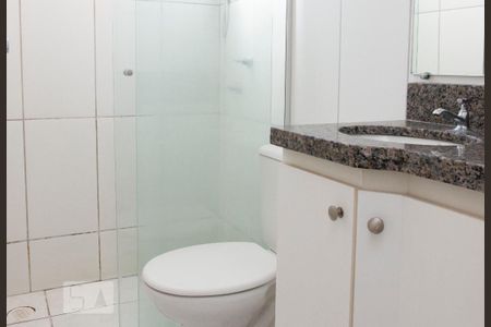 Banheiro de apartamento para alugar com 2 quartos, 45m² em Alto Umuarama, Uberlândia