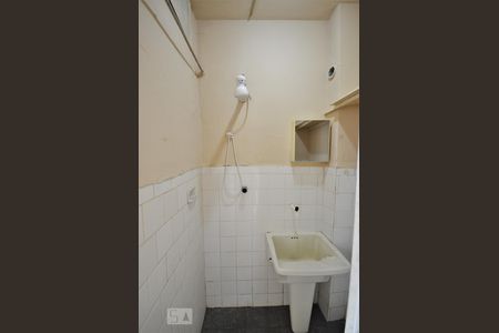 Banheiro de kitnet/studio para alugar com 1 quarto, 10m² em Centro, Rio de Janeiro