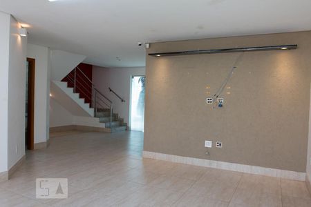 Sala de casa para alugar com 4 quartos, 227m² em Tibery, Uberlândia