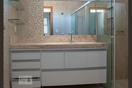 Banheiro da Suíte 1 de casa para alugar com 4 quartos, 227m² em Tibery, Uberlândia