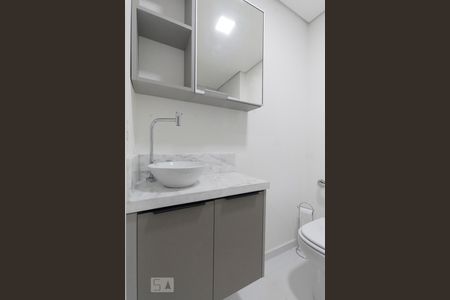 Banheiro de kitnet/studio para alugar com 1 quarto, 27m² em Bethaville I, Barueri
