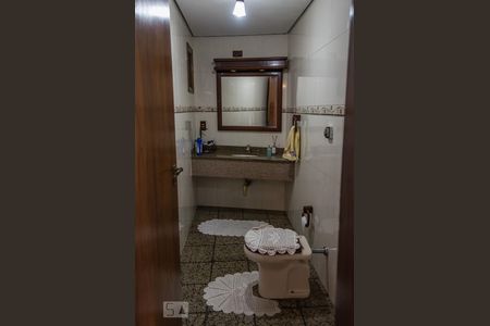 Banheiro de casa à venda com 4 quartos, 340m² em Vila Ipiranga, Porto Alegre