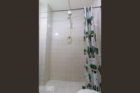 Banheiro de kitnet/studio para alugar com 1 quarto, 30m² em Centro, Rio de Janeiro