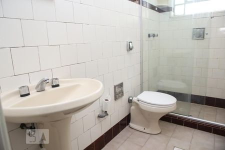 Banheiro de apartamento à venda com 1 quarto, 56m² em Santana, Porto Alegre