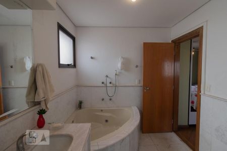 Apartamento para alugar com 215m², 4 quartos e 4 vagas Apartamento para alugar com 215m², 4 quartos e 4 vagasBanheiro da Suíte 4