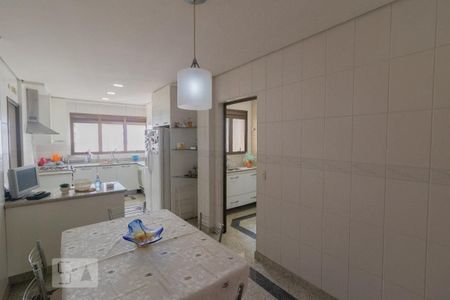 Apartamento para alugar com 215m², 4 quartos e 4 vagas Apartamento para alugar com 215m², 4 quartos e 4 vagasCozinha