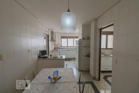 Apartamento para alugar com 215m², 4 quartos e 4 vagas Apartamento para alugar com 215m², 4 quartos e 4 vagasCozinha
