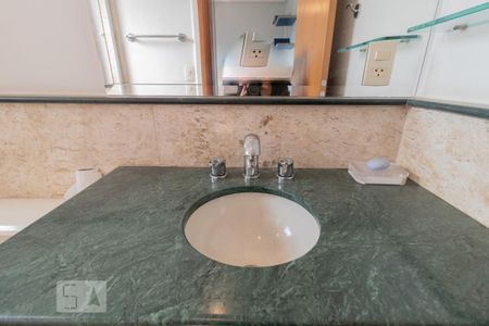 Apartamento para alugar com 215m², 4 quartos e 4 vagas Apartamento para alugar com 215m², 4 quartos e 4 vagasBanheiro da Suíte 2