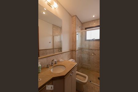 Apartamento para alugar com 215m², 4 quartos e 4 vagas Apartamento para alugar com 215m², 4 quartos e 4 vagasBanheiro da Suíte 1