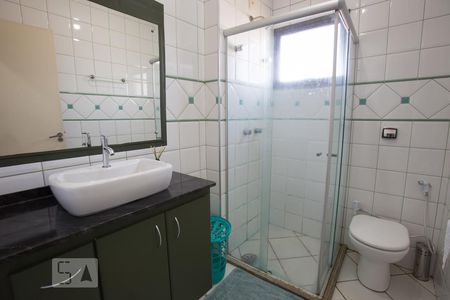 Banheiro da suíte de apartamento para alugar com 1 quarto, 46m² em Presidente Medici, Ribeirão Preto