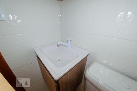Banheiro de kitnet/studio para alugar com 1 quarto, 28m² em São João do Rio Vermelho, Florianópolis