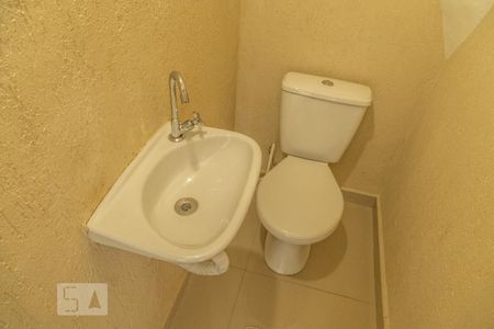 Lavabo de casa de condomínio para alugar com 2 quartos, 70m² em Vila Dalila, São Paulo