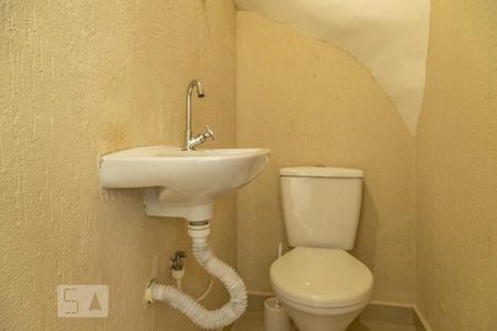 Lavabo de casa de condomínio para alugar com 2 quartos, 70m² em Vila Dalila, São Paulo