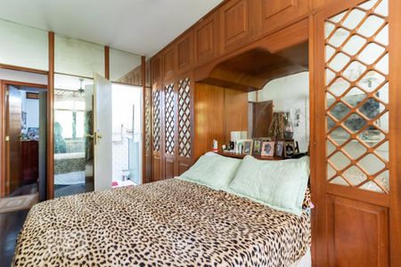 Suíte de casa para alugar com 4 quartos, 600m² em Vila Valqueire, Rio de Janeiro