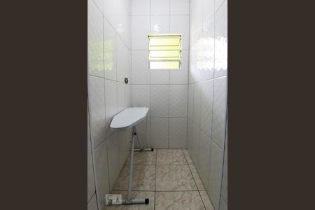 Banheiro de casa para alugar com 1 quarto, 45m² em Jardim Teresa, São Paulo