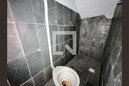 Banheiro de kitnet/studio para alugar com 1 quarto, 24m² em Gardênia Azul, Rio de Janeiro