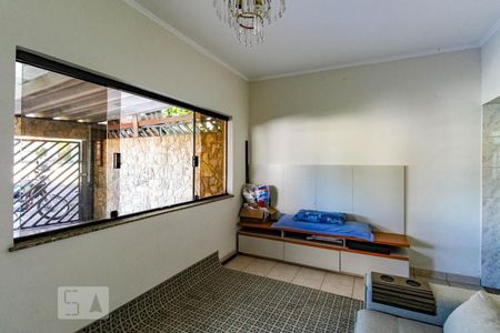 Casa à venda com 210m², 2 quartos e 2 vagasSala