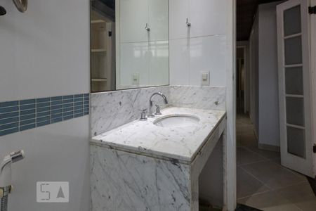 Banheiro de apartamento para alugar com 3 quartos, 100m² em Grajau, Rio de Janeiro