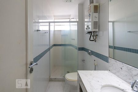 Banheiro de apartamento para alugar com 3 quartos, 100m² em Grajau, Rio de Janeiro