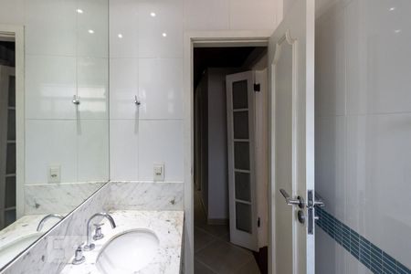 Banheiro de apartamento para alugar com 3 quartos, 100m² em Grajau, Rio de Janeiro