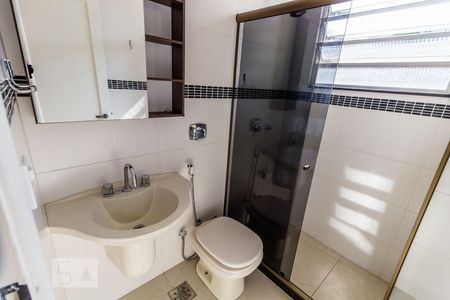 Banheiro de apartamento para alugar com 1 quarto, 37m² em Jardim Guanabara, Rio de Janeiro