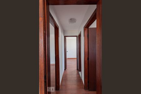 Corredor de apartamento para alugar com 3 quartos, 80m² em Santa Tereza, Belo Horizonte