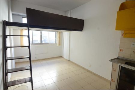 Sala / Quarto / Cozinha de kitnet/studio para alugar com 1 quarto, 30m² em Botafogo, Rio de Janeiro