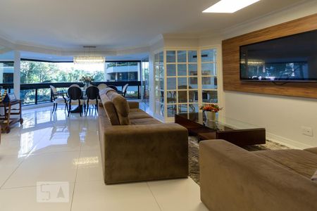 Sala de TV de apartamento à venda com 4 quartos, 211m² em Vila Suzana, São Paulo